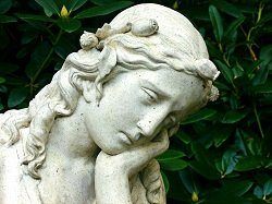 statue d'une jeune fille triste